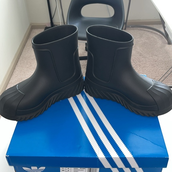 ADIFOAM SUPERSTAR Adidas rain boots worn once super comfy and cute🖤 - Picture 3 of 6